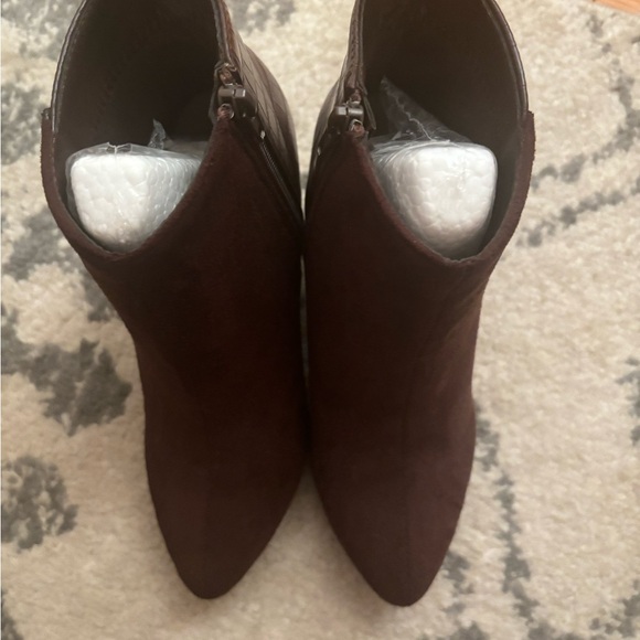 Elegant Brown Croc-Embossed Ankle Boots - Picture 3 of 5